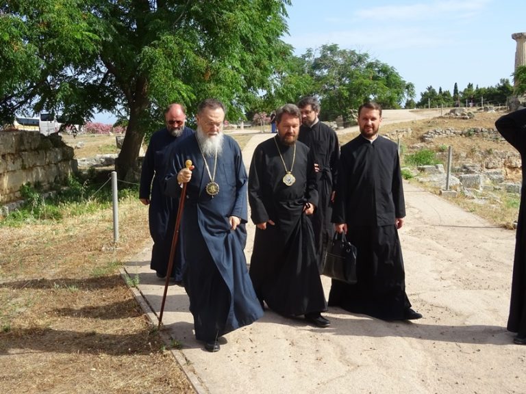 Η αντιπροσωπεία, συνοδευόμενη από τον μητροπολίτη, επισκέφθηκε την Αρχαία Κόρινθο…