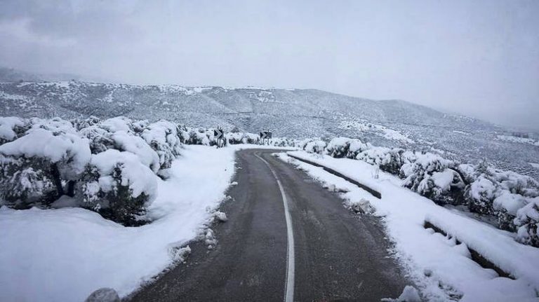 Στα “λευκά” η Κορινθία- Πολικό ψύχος- Αντιολισθητικές αλυσίδες στα οχήματα- Χιόνι και στα πεδινά -Οι πρώτες ανακοινώσεις για κλειστά σχολεία και αύριο