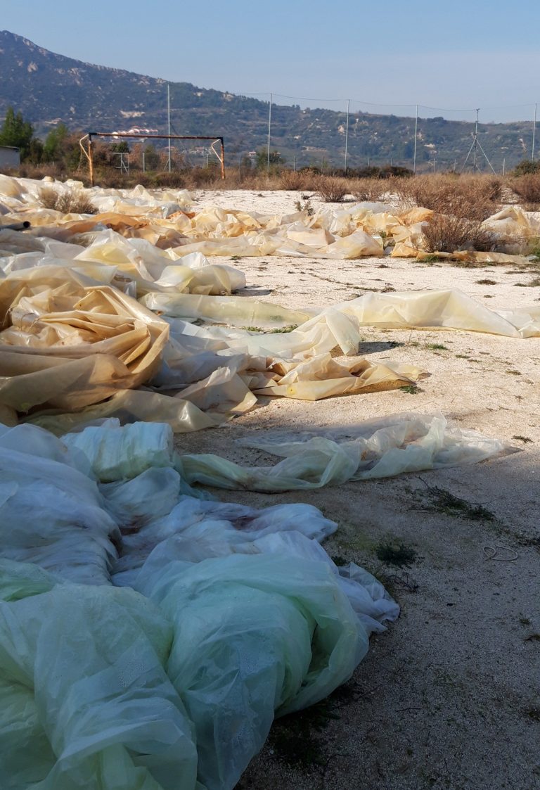 Ποιο γήπεδο στο δήμο Σικυωνίων γέμισε με πλαστικά; (φωτο)