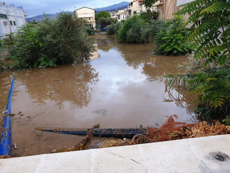 ΚΟΡΙΝΘΙΑ: Πλημμύρισαν με μία μικρή μπόρα και στην περιφέρεια Πελοποννήσου …λένε τα δικά τους!