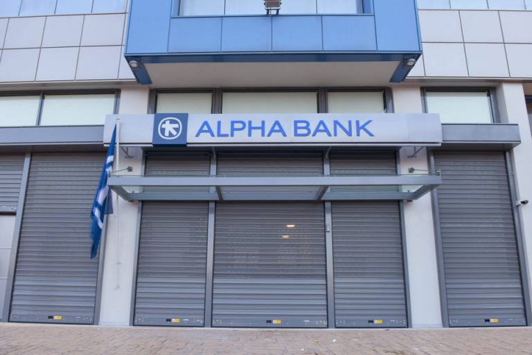 Έσπασαν το ΑΤΜ της τράπεζας ALPHA στην Κόρινθο (φωτο)