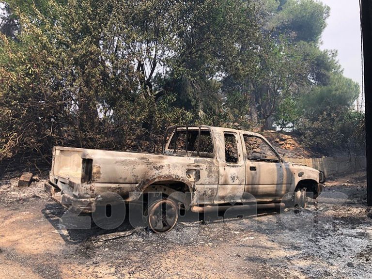 ΛΟΥΤΡΑΚΙ: Φωτιά στο Σχίνο: Κάηκαν ακόμα και οι βάρκες! (φωτο)