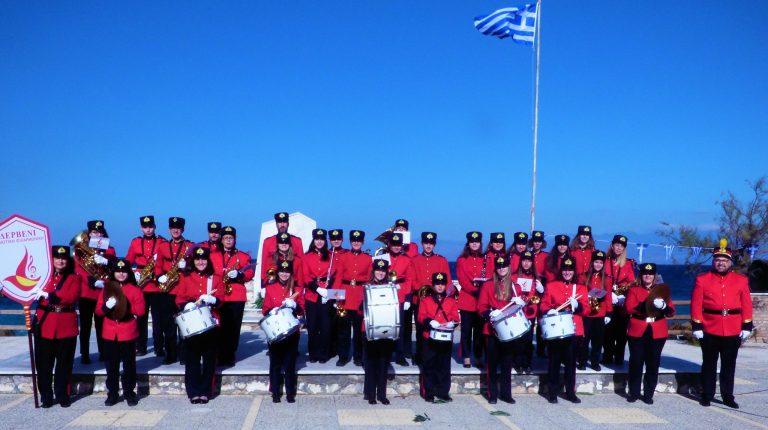 Η φιλαρμονική Δερβενίου παιάνισε το πατριωτικό εμβατήριο “ΜΑΚΕΔΟΝΙΑ ΞΑΚΟΥΣΤΗ”