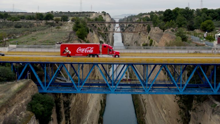 Το εμβληματικό χριστουγεννιάτικο φορτηγό της Coca-Cola που πέρασε από την Κόρινθο και το Λουτράκι ολοκλήρωσε το ταξίδι του! -Ποιος ήταν ο σκοπός…