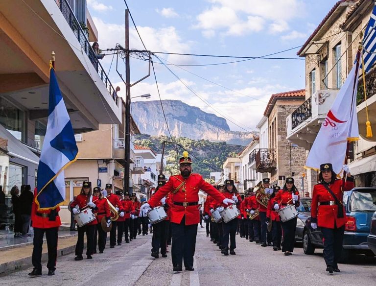 Η φιλαρμονική Δερβενίου παιάνισε τα πατριωτικά εμβατήρια “Ο ΝΑΥΤΗΣ ΤΟΥ ΑΙΓΑΙΟΥ” και “ΑΕΡΟΠΟΡΟΣ”