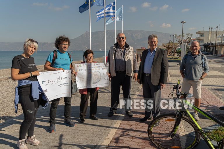 ΚΟΡΙΝΘΟΣ: Με το μήνυμα saveplanet γραμμένο σε πλακάτ μικροί και μεγάλοι συγκεντρώθηκαν στην παραλία Καλάμια