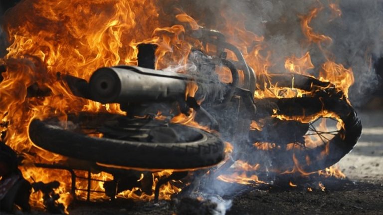 Στις φλόγες δίκυκλο στις 02:00 τα ξημερώματα στο κέντρο της Κορίνθου!- Κινητοποίηση της πυροσβεστικής…