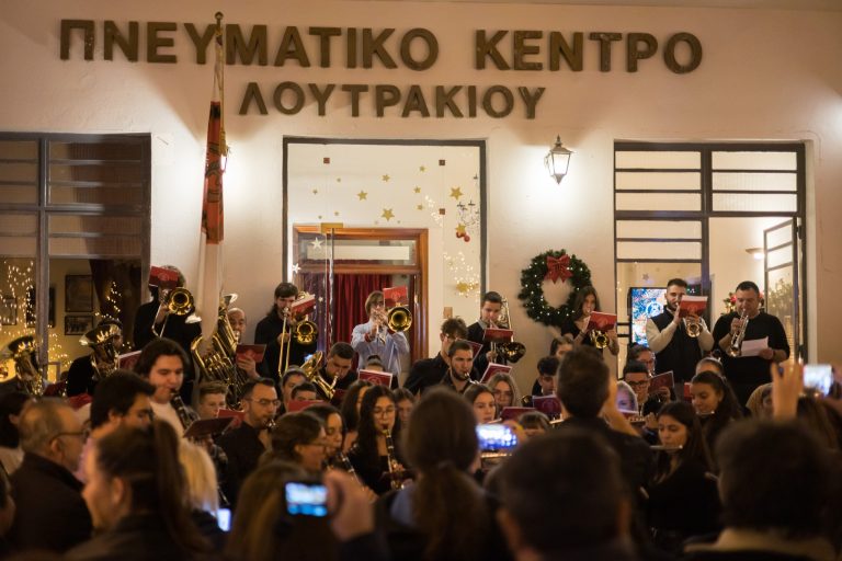 ΛΟΥΤΡΑΚΙ-Π-ΑΓ.Θ: Με μία όμορφη τελετή ξεκίνησε το πρόγραμμα των εκδηλώσεων της φιλαρμονικής για τα φετινά Χριστούγεννα…