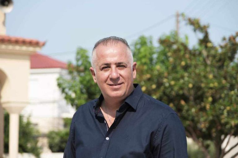 Σε νοσοκομείο των Αθηνών νοσηλεύεται ο δήμαρχος Βέλου-Βόχας Αθ. Μανάβης