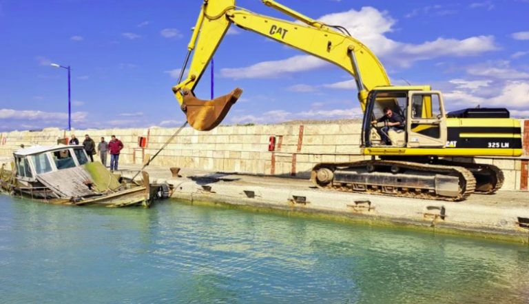 Ανάσυρση βυθισμένου σκάφους στη Μαρίνα Ξυλοκάστρου (φωτο)