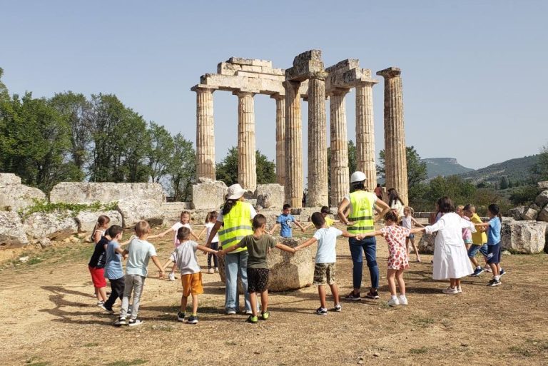 Συγχαίρουν τους μαθητές και κυρίως την διευθύντρια και τους εκπαιδευτικούς του 2ου δημοτικού σχολείου Νεμέας…