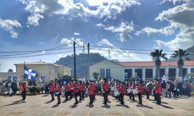 Η μαθητική παρέλαση της 25ης Μαρτίου στο Δερβένι