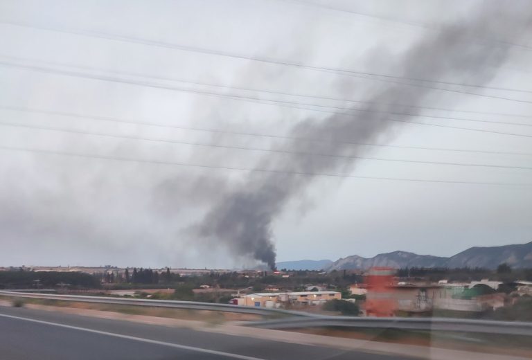 ΚΟΡΙΝΘΙΑ: Κινητοποίηση της πυροσβεστικής για τη φωτιά στα Εξαμίλια