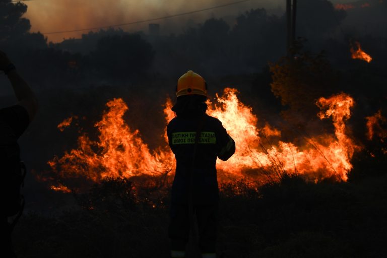 ΚΟΡΙΝΘΙΑ: Νέα φωτιά τα ξημερώματα πλησίον του οικισμού των ΡΟΜΑ! -Καίγονταν σκουπίδια- “Πνίγουν” τους κατοίκους οι καπνοί