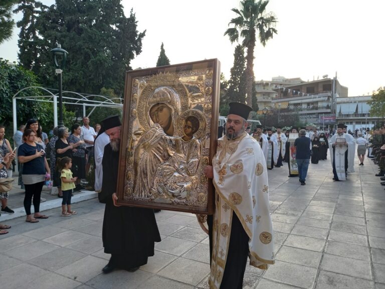 Πλήθος προσκυνητών στην υποδοχή των Ιερών Λειψάνων στην Μητρόπολη Κορίνθου…