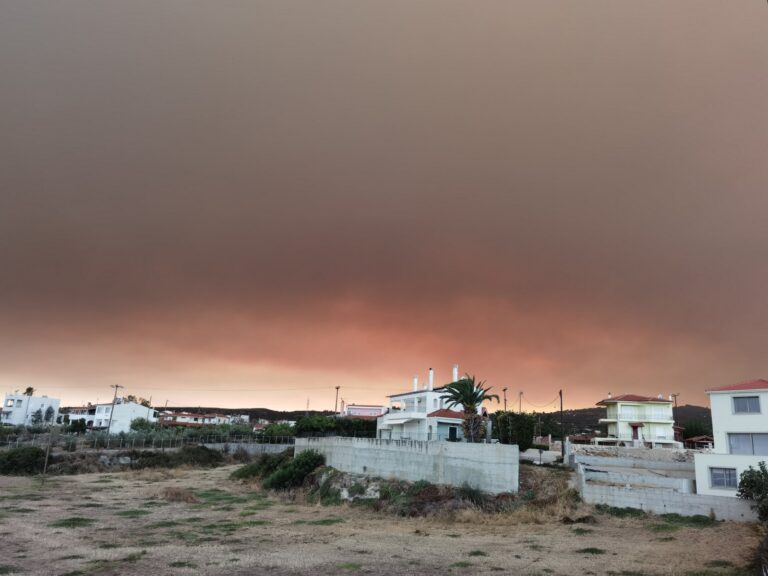 ΚΟΡΙΝΘΙΑ: Φωτιά σε κατοικημένη περιοχή στους Αγ. Θεοδώρους -Σε εξέλιξη η φωτιά στο Ξυλόκαστρο!