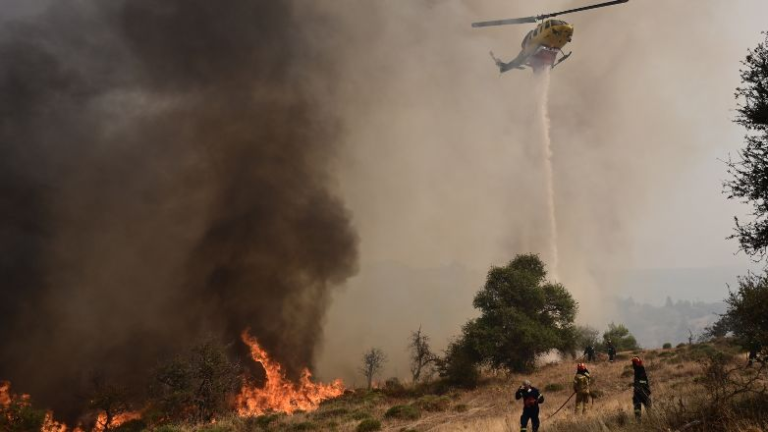 ΞΥΛΟΚΑΣΤΡΟ-ΕΥΡΩΣΤΙΝΗ: Συνεχίζεται η μάχη με τις αναζωπυρώσεις και τις διάσπαρτες εστίες