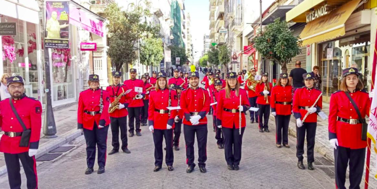 Την πομπή άνοιξε η δημοτική φιλαρμονική Δερβενίου…