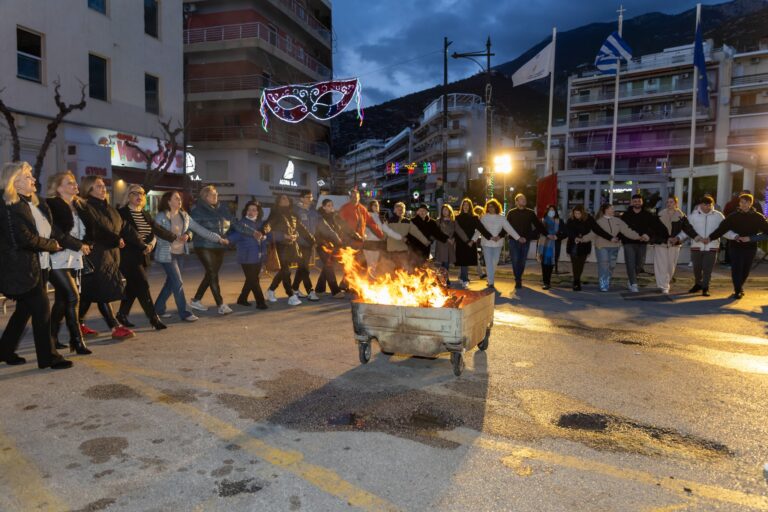 ΛΟΥΤΡΑΚΙ: Ένα όμορφο γλέντι στήθηκε στο παραδοσιακό ”άναμμα της φωτιάς”