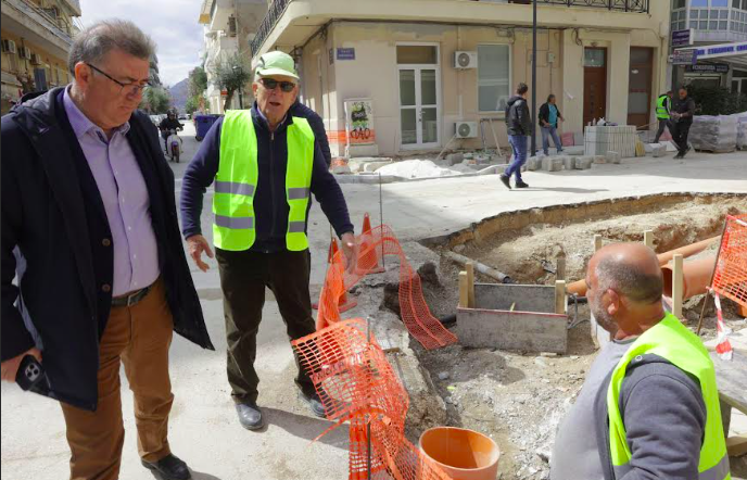 Το έργο της κατασκευής των νέων πεζοδρομίων που είναι σε εξέλιξη σε συνοικίες της Κορίνθου επιθεώρησε ο Σταυρέλης