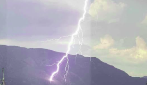Εικόνα με τον κεραυνό να χτυπάει πάνω από το Λουτράκι!