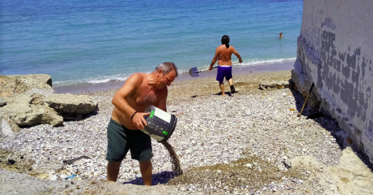 ΞΥΛΟΚΑΣΤΡΟ: Με προσωπική εργασία έφτιαξαν ένα μικρό πέρασμα για να κατεβαίνουν οι λουόμενοι με ασφάλεια στην παραλία Αριστοναυτών