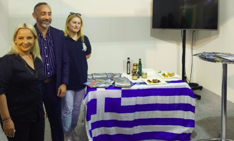 Το περίπτερο του δήμου Κορινθίων ήταν φτωχό και κακόγουστο! -Αποκορύφωμα το «τραπεζομάντιλο» – Ελληνική σημαία! -Κάποιοι φωτογραφίζονταν …όλο χάρη!