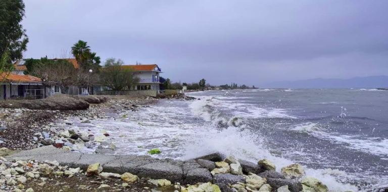 Στο Ξυλόκαστρο η θάλασσα προχωρά απειλητικά, καταπίνοντας παραλίες και υποδομές…