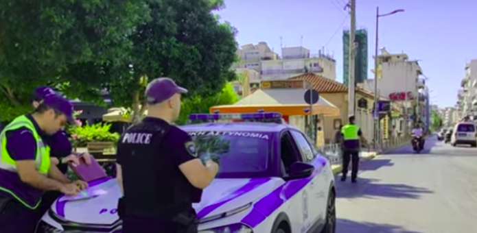 Συνέβη σε έλεγχο αστυνομικών στο Κιάτο!  -Εξαιτίας του εκκωφαντικού θορύβου οι περαστικοί “πετάχτηκαν” από τα μαγαζιά νομίζοντας ότι έπεσαν πυροβολισμοί!!!