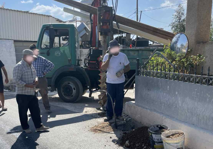 ΚΙΑΤΟ: Δείτε το επικίνδυνο σημείο που πήγαν να βάλουν την κολόνα στο Διμηνιό! -Ξεσηκώθηκαν οι κάτοικοι και οι εργασίες σταμάτησαν! -Ο τοπικός πρόεδρος ήταν εκεί; (φωτο)