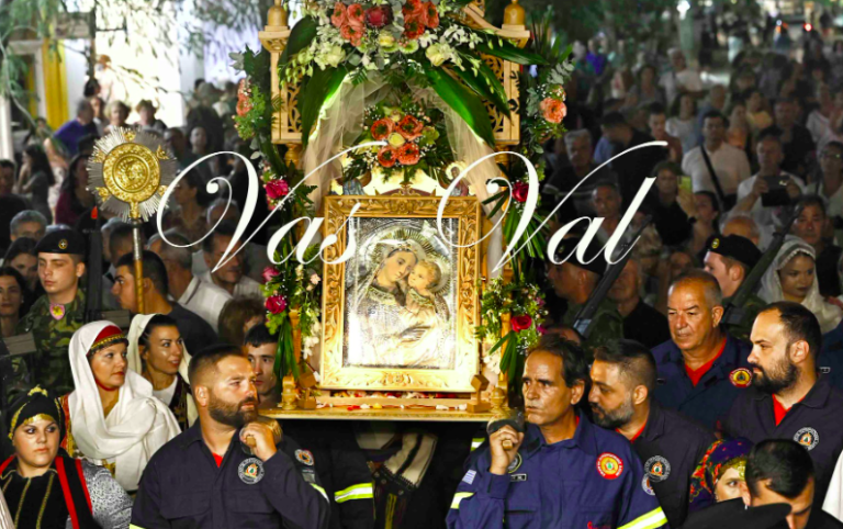 Πλήθος πιστών στο Λουτράκι για να προσκυνήσουν την θαυματουργή εικόνα στον Ι. Ναό Παναγίας Γιάτρισσας (φωτο)