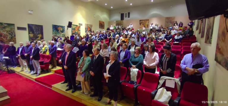 ΚΟΡΙΝΘΟΣ: Είπαν ότι ήταν κατάμεστη η αίθουσα αλλά η φωτογραφία δείχνει κενές θέσεις (φωτο)! -“…Αλλά πανεπιστήμιο ΔΕΝ είναι” -“Το ξέρει η ΜΟΤΟΡ ΟΙΛ ότι έκανε τη δωρεά”;
