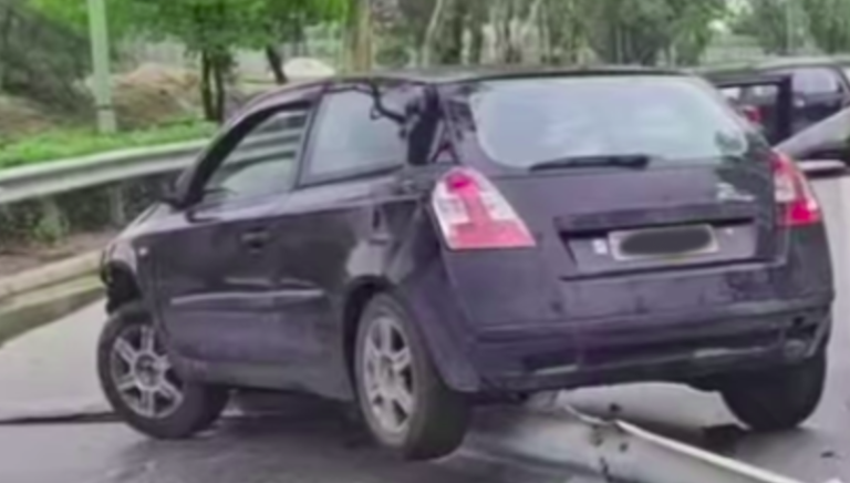 ΛΟΥΤΡΑΚΙ: Η προστατευτική μπάρα τρύπησε το όχημα και πέρασε στο εσωτερικό του! (φωτο)