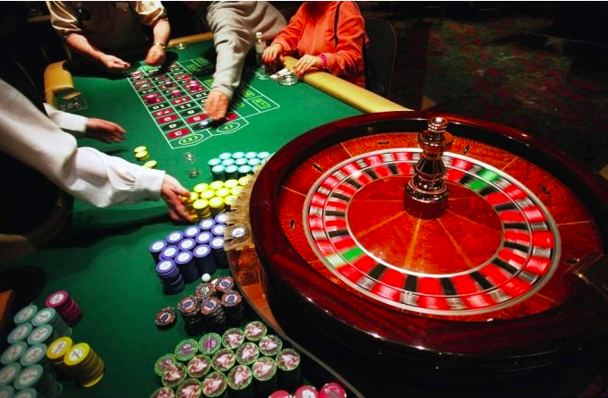 ΛΟΥΤΡΑΚΙ: Συνέλαβαν απατεώνες -Συνελήφθη ο αρχηγός και ο υπαρχηγός- Πως προσέγγιζαν τα θύματα και η αναφορά στο καζίνο!