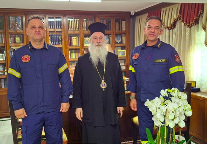 Οι διοικητές των πυροσβεστικών υπηρεσιών Κορίνθου και Κιάτου επισκέφτηκαν τον νέο μητροπολίτη (φωτο)