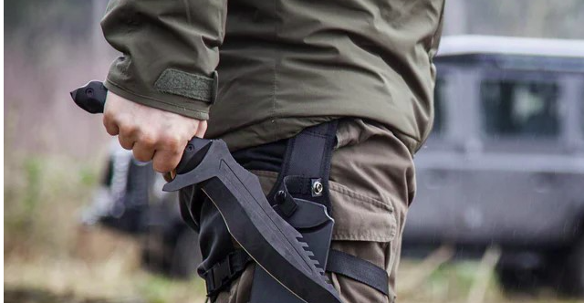 ΚΟΡΙΝΘΟΣ: 22χρονος…έκοβε βόλτες με μαχαίρι στρατιωτικού τύπου με μήκος λάμας 18 εκατοστών!!! -Τι έκανε με το που είδε τους αστυνομικούς…