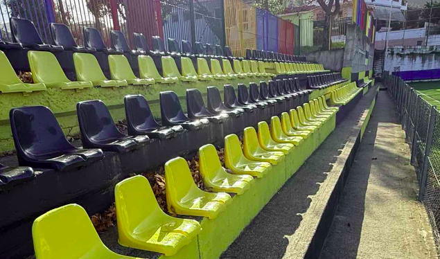 ΚΟΡΙΝΘΟΣ: Τοποθέτηση περίπου 2.000 νέων πλαστικών καθισμάτων σε οκτώ αθλητικούς χώρους του δήμου
