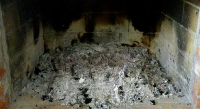 στάχτη τζάκι