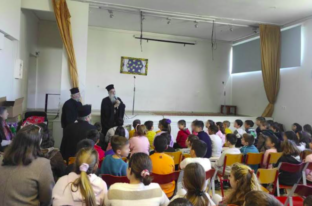 Ο μητροπολίτης Κορίνθου στο νηπιαγωγείο και το δημοτικό σχολείο του Άσσου