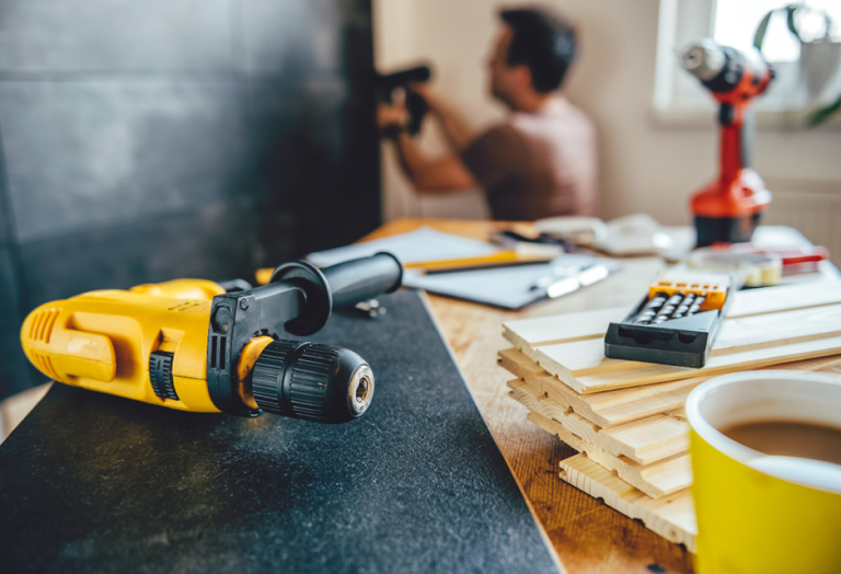 “Μόνωση ταράτσας ή Θερμομόνωση: Πού διαφέρουν και τι πραγματικά χρειάζεται το σπίτι σου”