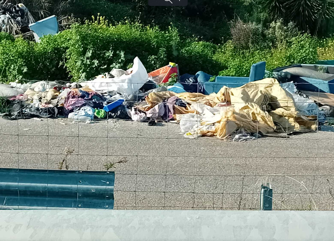 ΚΟΡΙΝΘΙΑ: …Αυτά αντικρίζουν οι διερχόμενοι οδηγοί! -…Το χάλι με τα σκουπίδια και η δυσφήμιση λίγα μόλις μέτρα από τη Νέα Εθνική Οδό! (φωτο)