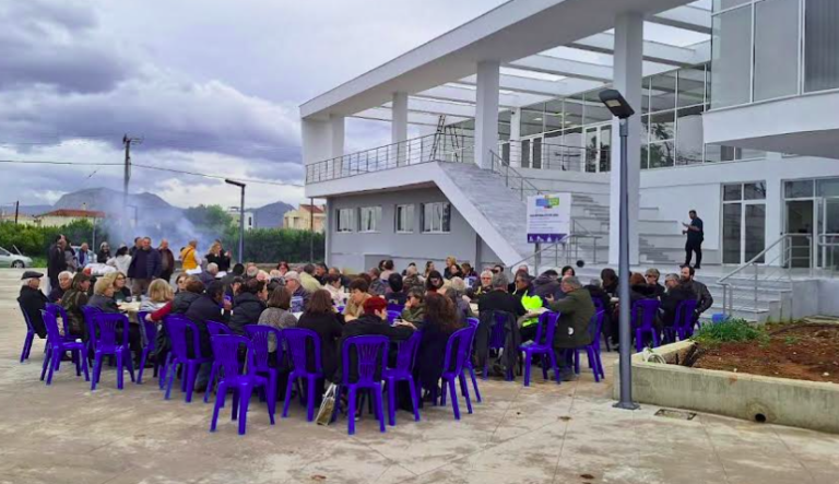 “Καινοτομία” στο δήμο Βέλου Βόχας! -Το νέο δημαρχείο λειτουργεί δοκιμαστικά …με τσικνίσματα και φωτογραφήσεις! (φωτο)