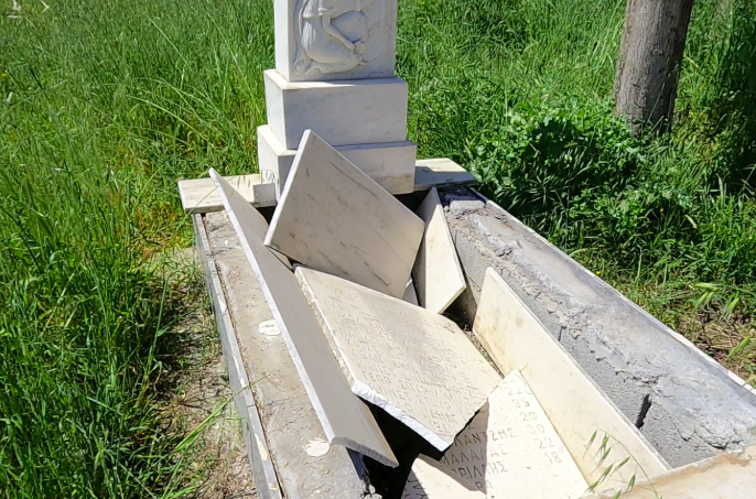 ΚΟΡΙΝΘΙΑ: Εικόνες ντροπής στο μνημείο εκτελεσθέντων πατριωτών… (φωτο)